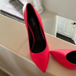 Killer Michael kors hot pink pumps